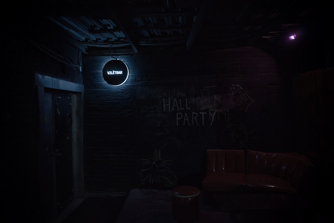 How to Fix Fortnite Error Code 91: Step-by-Step Guide 1 brown leather sofa beside wall fortnite game lobby party settings friends list