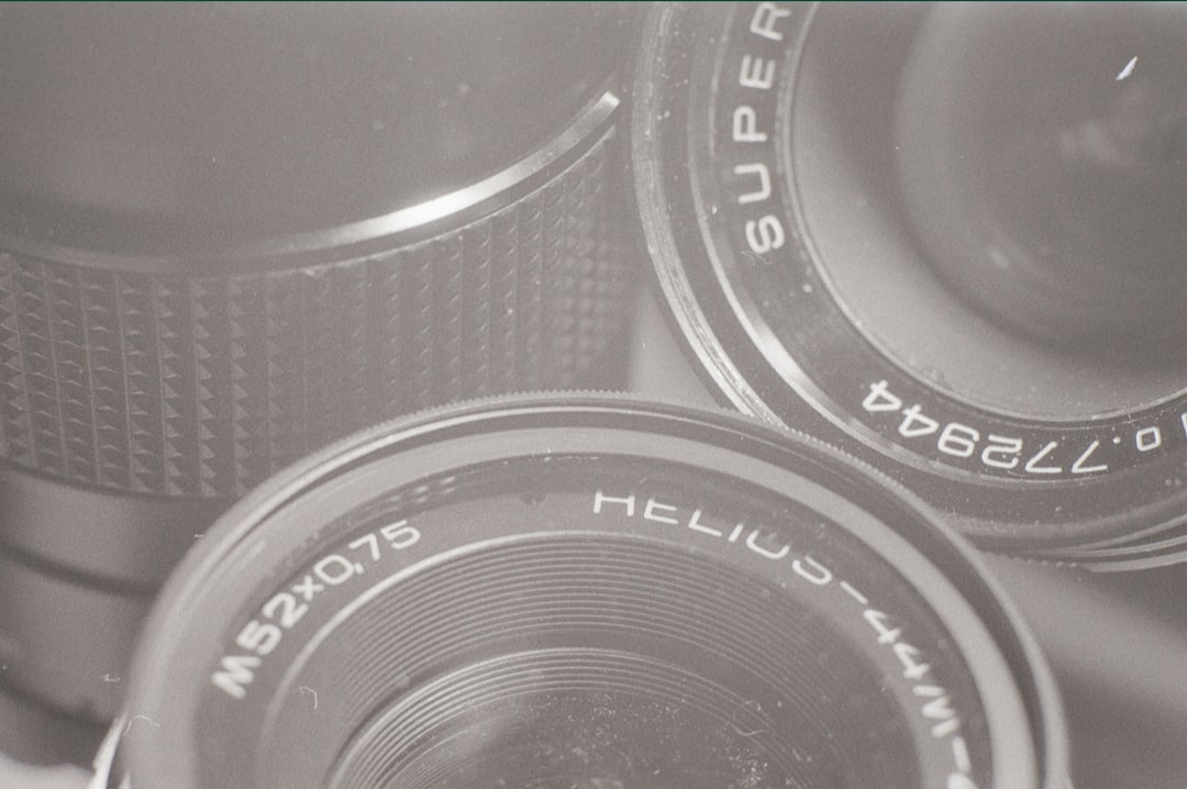 Easy Ways to Convert Any Image to 1 MB JPG for U.S. Websites and Social Media Sharing 2 a black and white photo of a camera lens image preview photo file properties check resolution