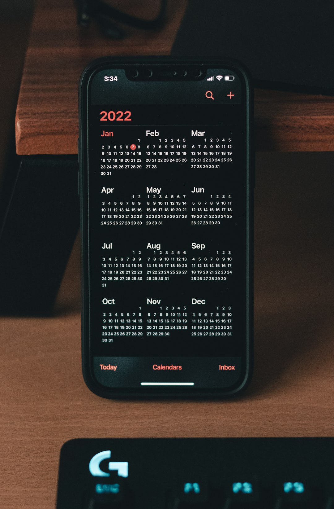 a phone sitting on top of a desk next to a keyboard android phone clipboard keyboard screenshot
