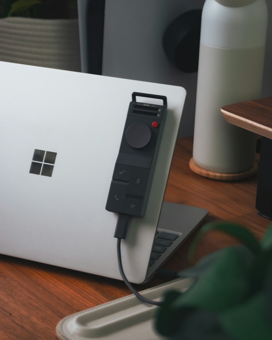 a control device is connected to a laptop microsoft support laptop assistance software repair