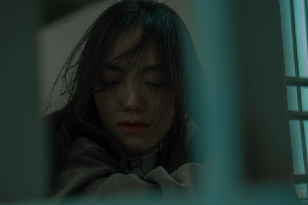 a woman looking down at her cell phone lee seo hwan acting dramatic scene emotional expression 2