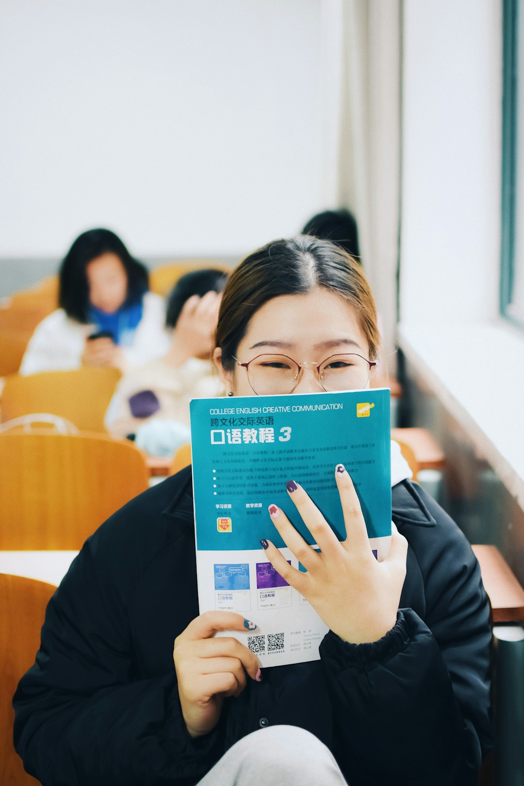 woman reading book html5 game school chromebook student gaming 4